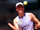 Iga Swiatek stumbles her way into third round