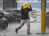 UAE weather latest: Heavy rain and thunder in Abu Dhabi and Dubai amid warning over 55kph winds