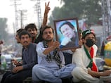 Supporters of jailed former Pakistani leader Imran Khan march towards Islamabad